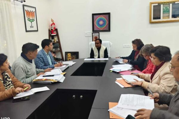 प्रत्येक अस्पताल में लगेगी बायोमेट्रिक हाजिरी, लंबे समय से गायब डाॅक्टरों पर होगी कार्रवाई प्रत्येक अस्पताल में लगेगी बायोमेट्रिक हाजिरी, लंबे समय से गायब डाॅक्टरों पर होगी कार्रवाई