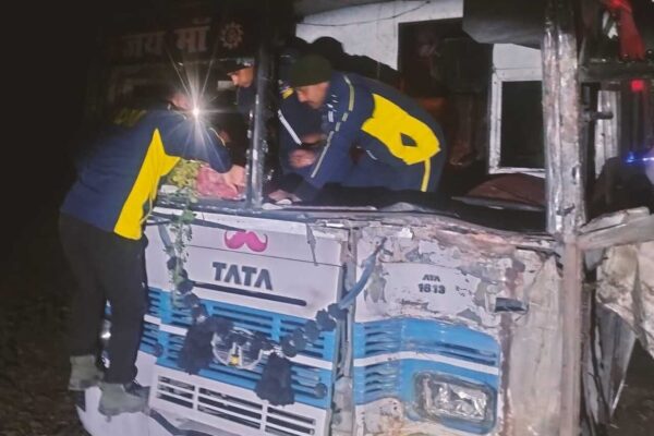 सात मोड़ के पास देर रात बस दुर्घटनाग्रस्त, बस में सवार थी 45 छात्राएं
