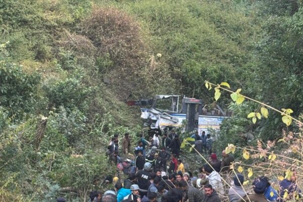 दुःखदः रोडवेज की बस खाई में गिरी, चार लोगों की मौत