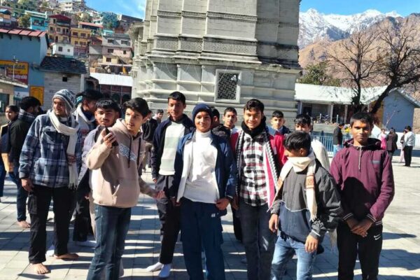 नए साल पर नृसिंह मंदिर में उमड़ी श्रद्धालुओं की भीड़