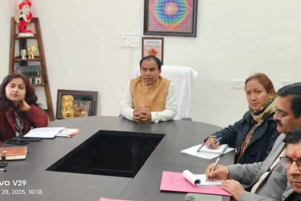 लम्बे समय से गैरहाज़िर शिक्षकों पर होगी कार्रवाई