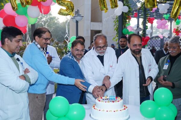 श्री महंत इन्दिरेश अस्पताल में डाॅक्टरों और स्टाफ ने किया नववर्ष का जोरदार स्वागत