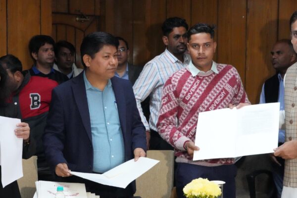 कैबिनेट मंत्री सौरभ बहुगुणा ने 70 नवचयनित गन्ना पर्यवेक्षकों को सौंपा नियुक्ति पत्र कैबिनेट मंत्री सौरभ बहुगुणा ने 70 नवचयनित गन्ना पर्यवेक्षकों को सौंपा नियुक्ति पत्र