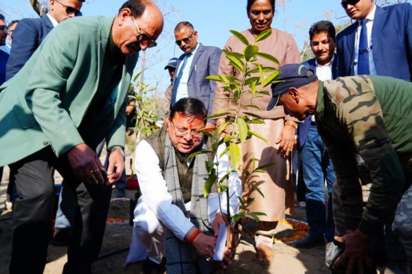 मुख्यमंत्री धामी ने खेल वन में पौधारोपण का किया शुभारंभ 