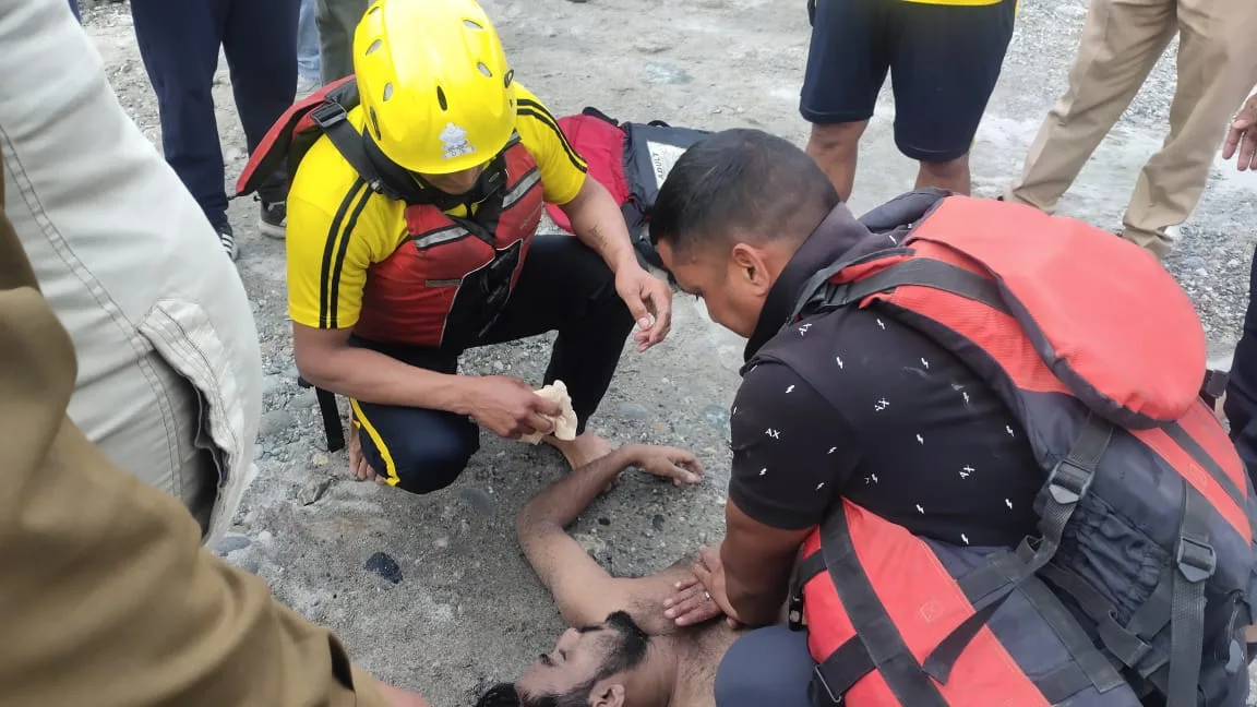 दुःखदः श्रीनगर में अलकनंदा नदी में डूबे दो युवक