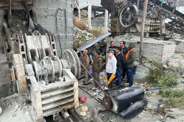 स्टोन क्रशर सीज, 17 लाख से अधिक का जुर्माना भी ठोका