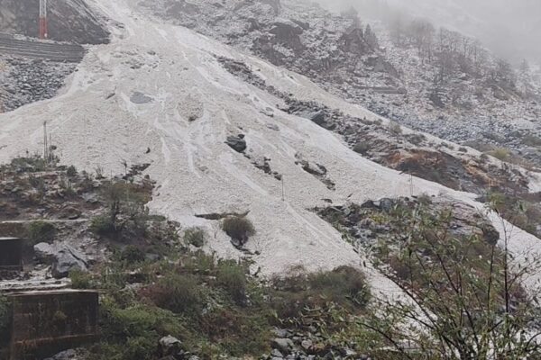 गंगोत्री हाईवे पर भी आया एवलांच, डबरानी से आगे सड़क बंद
