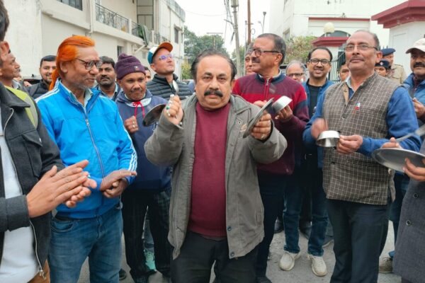 निगम कर्मचारियों ने विधायक निवास के गेट पर बजाई थाली निगम कर्मचारियों ने विधायक निवास के गेट पर बजाई थाली