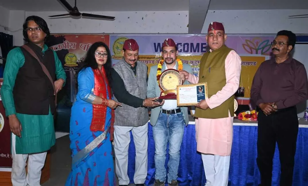 युवा कवि पत्रकार दीपक कैन्तुरा को मिला उत्कृष्ट गढवाली कविताओं के लिए सम्मान