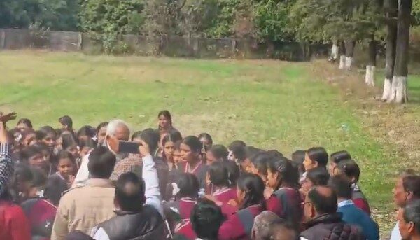 श्री गुरु राम राय इण्टर काॅलेज भोगपुर के एलुम्नाई और स्थानीय लोगों का पूर्व DGP के खिलाफ प्रदर्शन