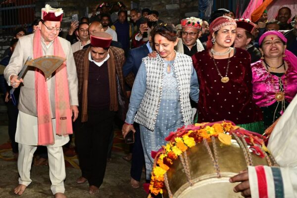 हनोल में जौनसारी गीतों पर नाचे मुख्यमंत्री धामी