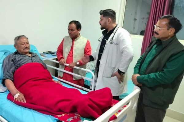 स्वास्थ्य मंत्री ने श्री महंत इंदिरेश अस्पताल में जाना मरीजों का हाल