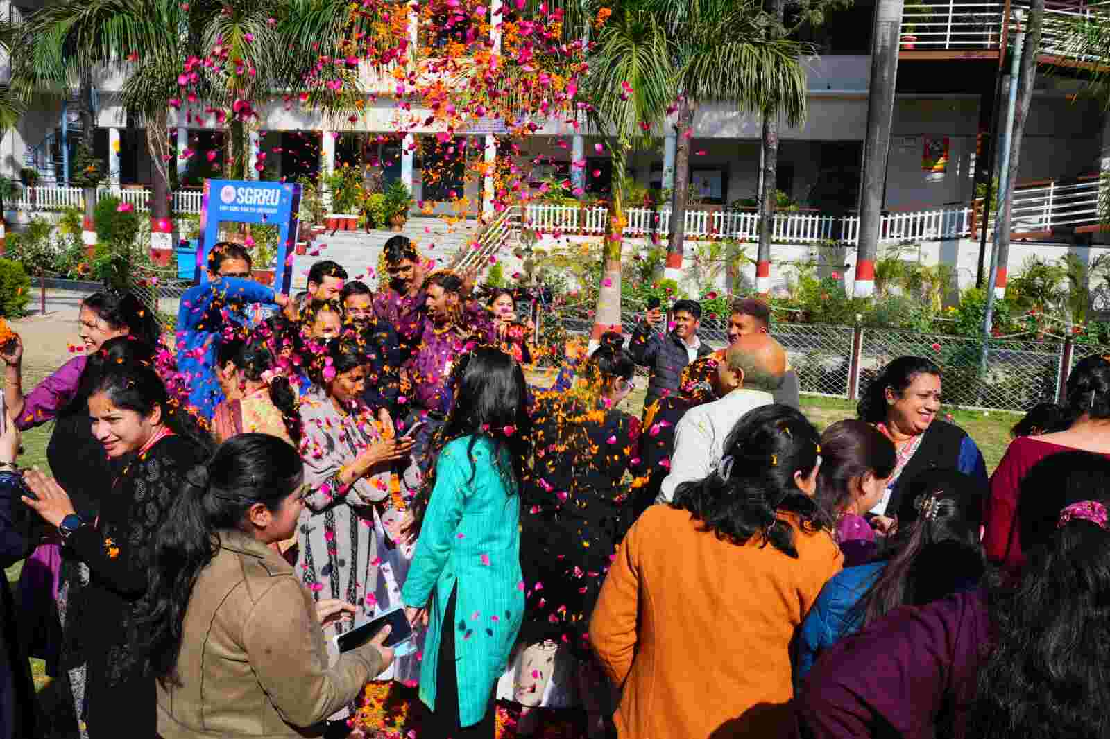 एसजीआरआरयू में होली मिलन समारोह में उड़ा रंग गुलाल