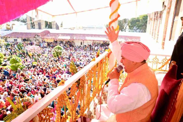 मानव जीवन अमूल्य, भक्ति में लीन होकर जीवन को सार्थक बनाएं: श्री महाराज जी मानव जीवन अमूल्य, भक्ति में लीन होकर जीवन को सार्थक बनाएं: श्री महाराज जी