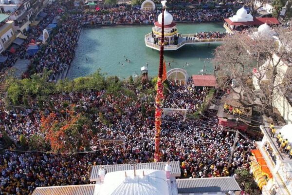 श्री झण्डे जी पर नतमस्तक होकर लाखों श्रद्धालुओं ने झुकाए शीश