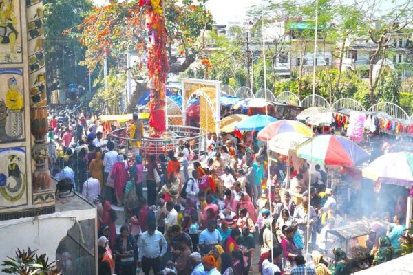 श्री झण्डे जी पर दर्शन मनौतियों के लिए अब लगा दूनवासियों का तांता