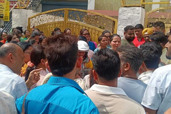 निजी स्कूलों के रवैए के खिलाफ फिर उठी आवाज
