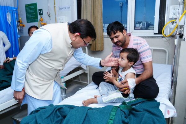 मुख्यमंत्री धामी ने कोरोनेशन अस्पताल पहुंचकर फूड प्वाइजनिंग से बीमार लोगों को हाल-चाल जाना