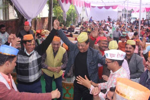उत्तरांचल प्रेस क्लब में होली मिलन समारोह का रंगारंग आयोजन