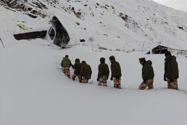 चार लापता श्रमिकों की तलाश के लिए राहत और बचाव दलों ने झोंकी ताकत चार लापता श्रमिकों की तलाश के लिए राहत और बचाव दलों ने झोंकी ताकत
