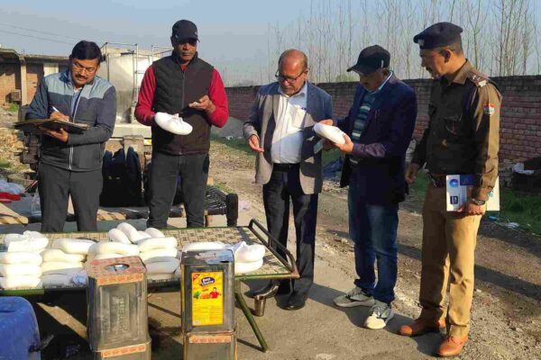 मंगलौर की फैक्ट्री में खाद्य सुरक्षा टीम का छापा, बिना लाइसेंस बना रहे थे पनीर
