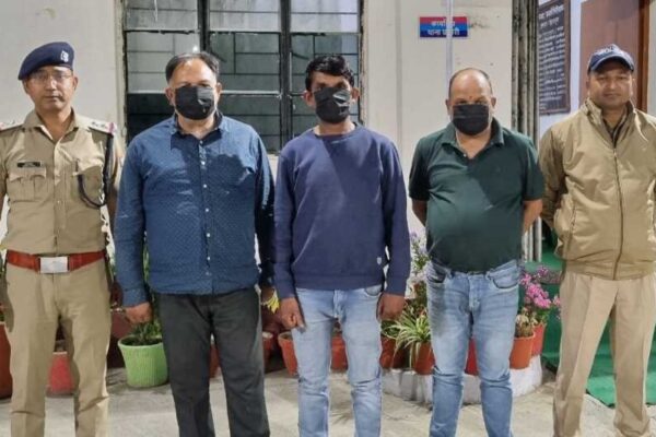 मिलावटी कुटटू के आटे की सप्लाई करने वाले तीन अभियुक्त गिरफ्तार मिलावटी कुटटू के आटे की सप्लाई करने वाले तीन अभियुक्त गिरफ्तार