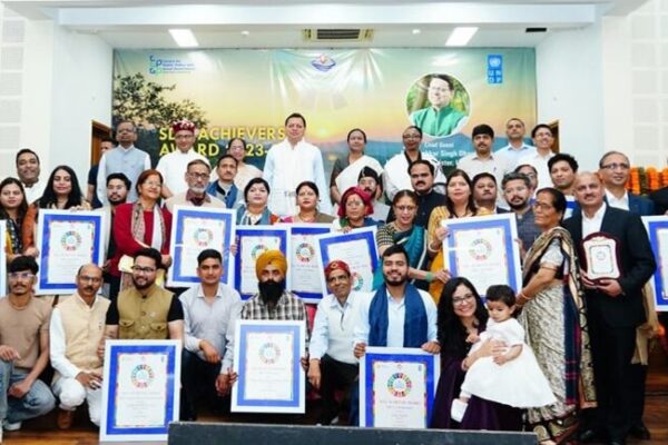 मुख्यमंत्री ने तीन लोगों, नौ संस्थानों और चार औद्योगिक प्रतिष्ठानों को SDG अचीवर्स अवॉर्ड से किया सम्मानित