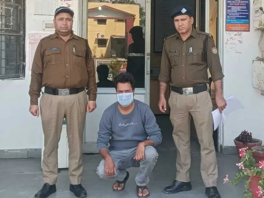 विधानसभा में नौकरी के नाम पर लाखों की ठगी का आरोपी गिरफ्तार