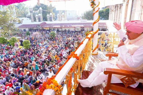 श्री दरबार साहिब और श्री झण्डा साहिब में चला दर्शनों व मनौतियों का क्रम