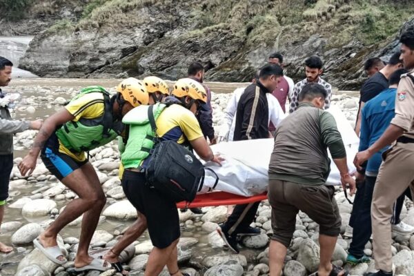 अलकनंदा में समाई थार, पति-पत्नी दो बच्चों समेत पांच लोगों की मौत
