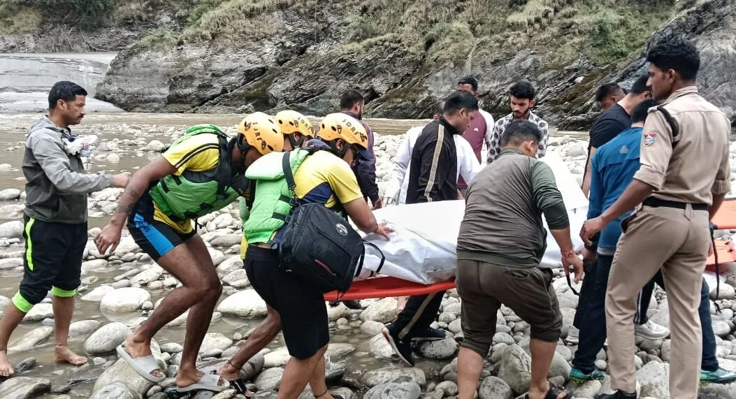 अलकनंदा में समाई थार, पति-पत्नी दो बच्चों समेत पांच लोगों की मौत