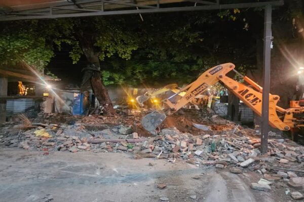 दून अस्पताल में बनी अवैध मजार ध्वस्त