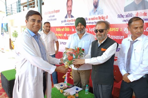 विकासनगर में श्री महंत इन्दिरेश अस्पताल के फ्री हैल्थ कैम्प में 1121 मरीजों का चेकअप