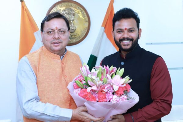 केन्द्रीय नागरिक उड्डयन मंत्री से मिले सीएम धामी, चिन्यालीसौड़ और गौचर से हवाई सेवा शुरू करने का आग्रह