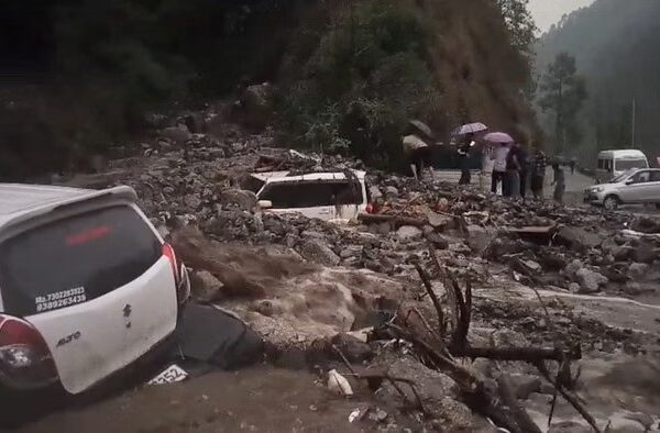 थराली में बारिश ने मचाई तबाही, कई वाहन मलबे में दबे