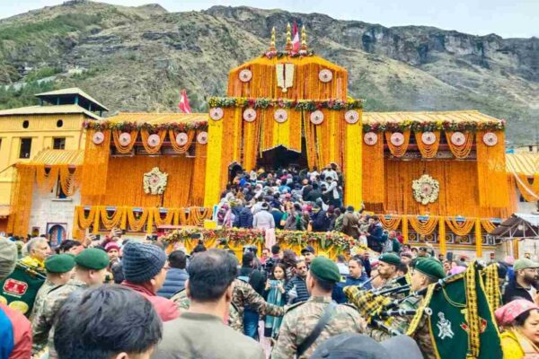 जय बद्री विशाल के उद्घोष के साथ विश्व प्रसिद्व बद्रीनाथ धाम के कपाट खुले