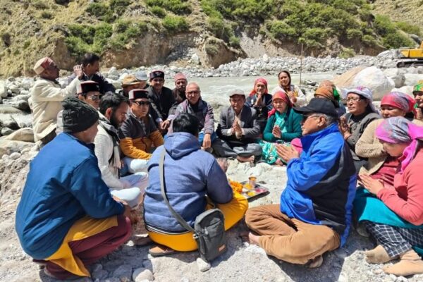 माणा गांव में शुरू हुआ पुष्कर कुंभ, दक्षिण भारत के श्रद्धालुओं ने लगाई आस्था की डुबकी माणा गांव में शुरू हुआ पुष्कर कुंभ, दक्षिण भारत के श्रद्धालुओं ने लगाई आस्था की डुबकी