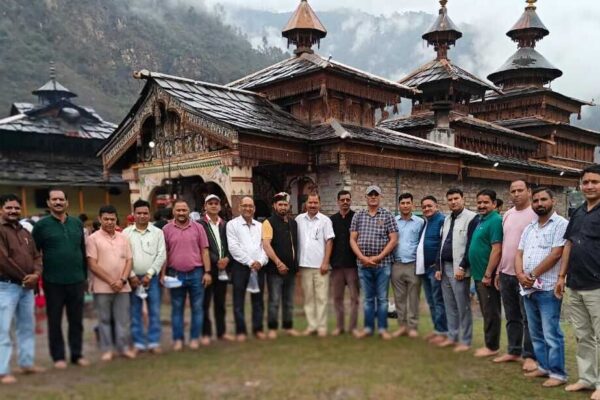 प्राथमिक शिक्षक संघ के नवनिर्वाचित जिलाध्यक्ष जयदेव राणा ने महासू देवता के मंदिर में की पूजा-अर्चना प्राथमिक शिक्षक संघ के नवनिर्वाचित जिलाध्यक्ष जयदेव राणा ने महासू देवता के मंदिर में की पूजा-अर्चना