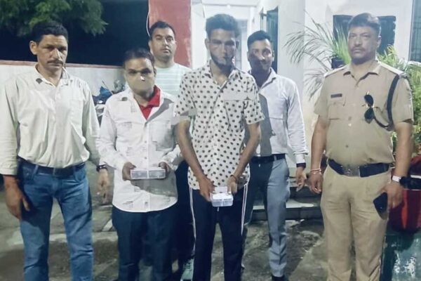 एसटीएफ ने पकड़ी 33 लाख रुपए की स्मैक, दो तस्कर गिरफ्तार एसटीएफ ने पकड़ी 33 लाख रुपए की स्मैक, दो तस्कर गिरफ्तार
