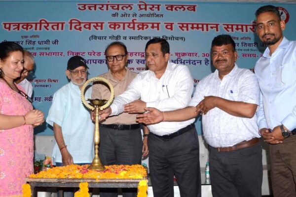 पत्रकारों को गोल्डन कार्ड की तर्ज पर स्वास्थ्य सुविधा को लेकर डीजी बंशीधर तिवारी ने दी अच्छी खबर पत्रकारों को गोल्डन कार्ड की तर्ज पर स्वास्थ्य सुविधा को लेकर डीजी बंशीधर तिवारी ने दी अच्छी खबर