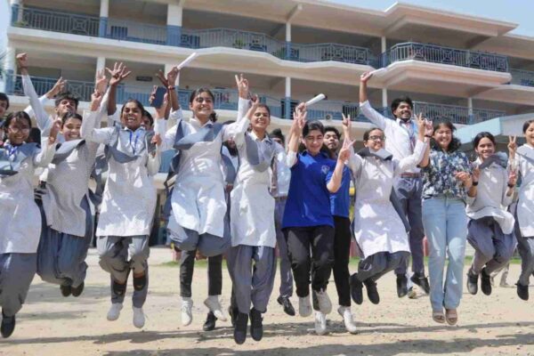 SGRRU एजुकेशन मिशन के छात्र-छात्राओं ने लहराया परचम