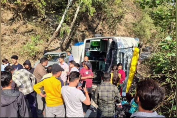 ब्रेक फेल होते ही पलटी बस, लेकिन शंकर नाथ की सूझबूझ से बचीं 30 जानें