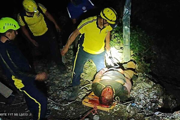 देहरादून-मसूरी रोड पर कार खाई में गिरी, दो लोगों की मौत देहरादून-मसूरी रोड पर कार खाई में गिरी, दो लोगों की मौत