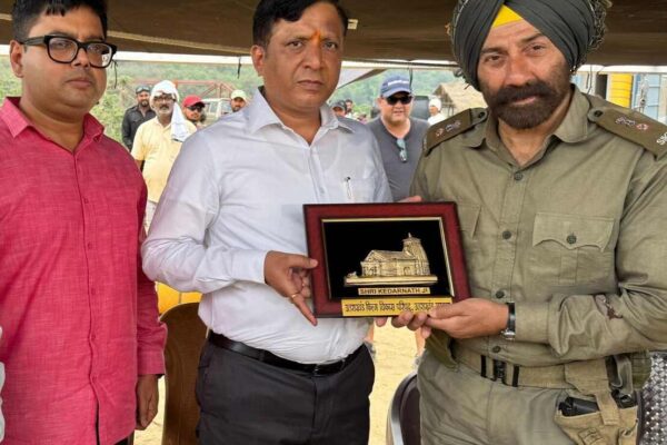 फिल्म विकास परिषद के सीईओ बंशीधर तिवारी ने बॉर्डर 2 के सेट पर अभिनेता सनी देओल से मुलाकात की फिल्म विकास परिषद के सीईओ बंशीधर तिवारी ने बॉर्डर 2 के सेट पर अभिनेता सनी देओल से मुलाकात की