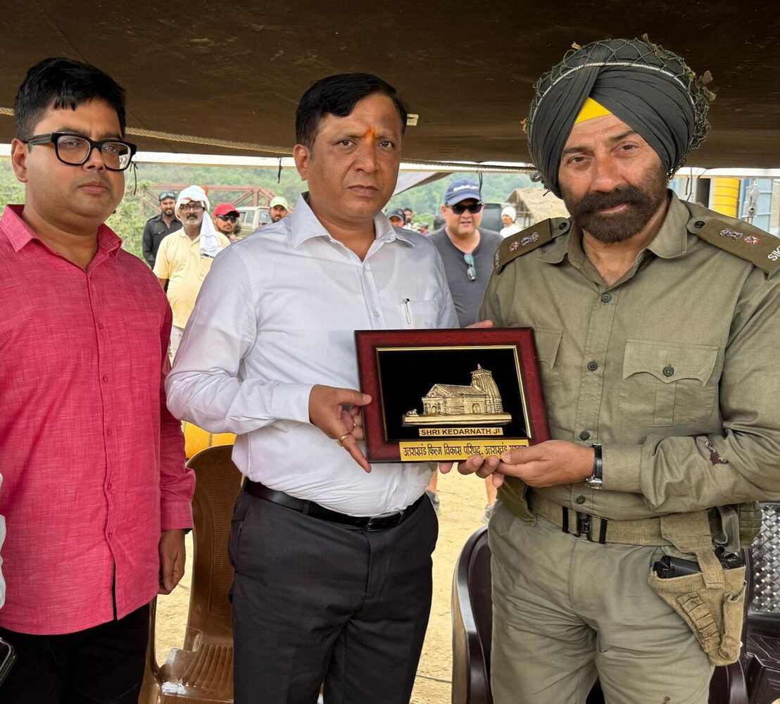 फिल्म विकास परिषद के सीईओ बंशीधर तिवारी ने बॉर्डर 2 के सेट पर अभिनेता सनी देओल से मुलाकात की