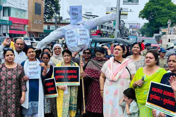 महिला कांग्रेस ने असम के मुख्यमंत्री हेमंत बिस्वा का पूतला फूंका महिला कांग्रेस ने असम के मुख्यमंत्री हेमंत बिस्वा का पूतला फूंका