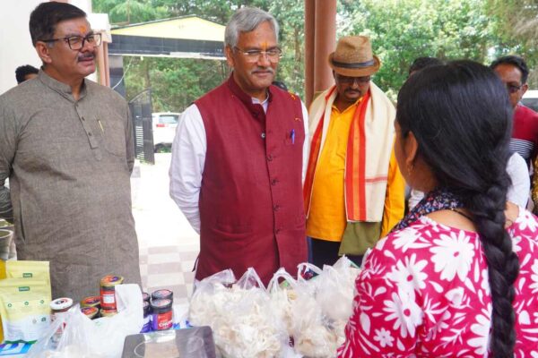 स्थानीय संसाधनों के सदुपयोग, स्वरोज़गार और महिला सशक्तिकरण से ही विकास संभव: त्रिवेन्द्र