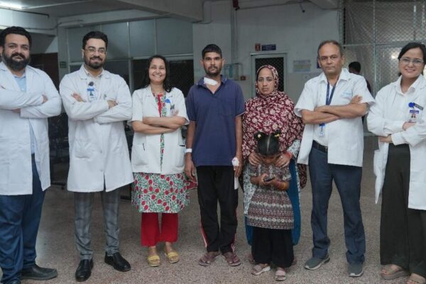 श्री महंत इन्दिरेश अस्पताल में डाॅक्टरों की मेहनत से मरीज़ ने मौत को दी मात