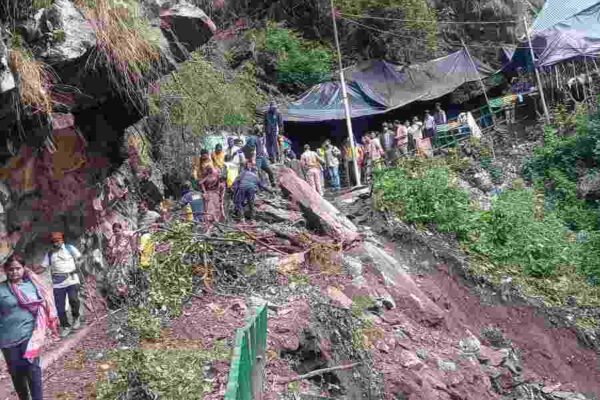 यमुनोत्री पैदल मार्ग पर भूस्खलन, 3 से 5 यात्रियों के मलबे में दबने की आशंका