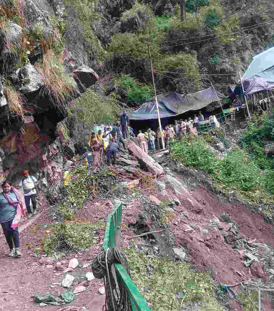 यमुनोत्री पैदल मार्ग पर भूस्खलन, 3 से 5 यात्रियों के दबने की आशंका